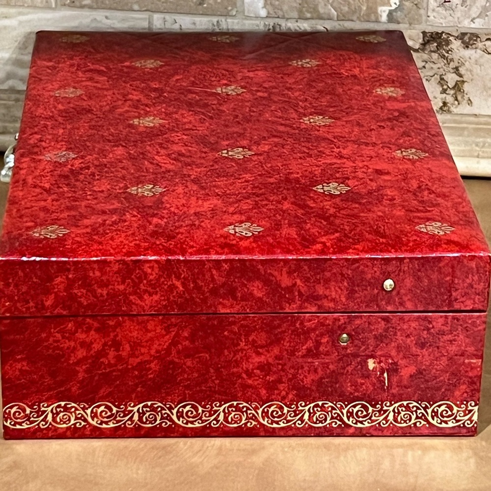 Mele & Co. VNTG. Red 2 tiered jewelry Box with Gold Accents, good condition - Picture 4 of 9